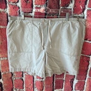 LL Bean beige women’s short size Large